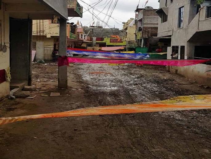 Unique agitation for road in Rangangaon | रांजणगावात रस्त्यासाठी अनोखे आंदोलन Unique agitation for road in Rangangaon | रांजणगावात रस्त्यासाठी अनोखे आंदोलन