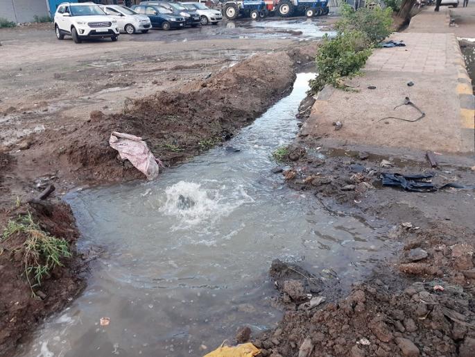 Wadgaon's main waterway explodes | वडगावची मुख्य जलवाहनी फुटली