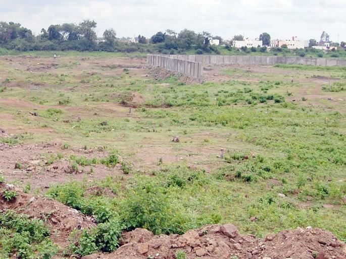 The plot is being dumped into a leakage pond in Wadga | वडगावात पाझर तलावात पाडली जातेय प्लॉटिंग The plot is being dumped into a leakage pond in Wadga | वडगावात पाझर तलावात पाडली जातेय प्लॉटिंग