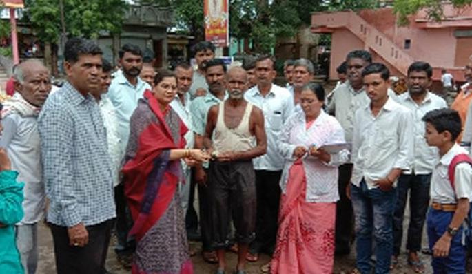 Financial Assistance for Monitoring of Damage Due to Rainfall | अतिवृष्टीमुळे झालेल्या नुकसानाची पाहणी करून दिली आर्थिक मदत Financial Assistance for Monitoring of Damage Due to Rainfall | अतिवृष्टीमुळे झालेल्या नुकसानाची पाहणी करून दिली आर्थिक मदत