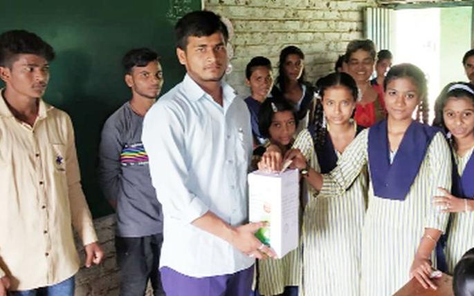 Borardi students show humanity! | बोराडीच्या विद्यार्थ्यांनी जपली माणुसकी! Borardi students show humanity! | बोराडीच्या विद्यार्थ्यांनी जपली माणुसकी!