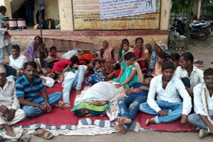 The next day, the nature of the 4 fasters deteriorated | दुसया दिवशी ८ उपोषणकर्त्यांची प्रकृती बिघडली