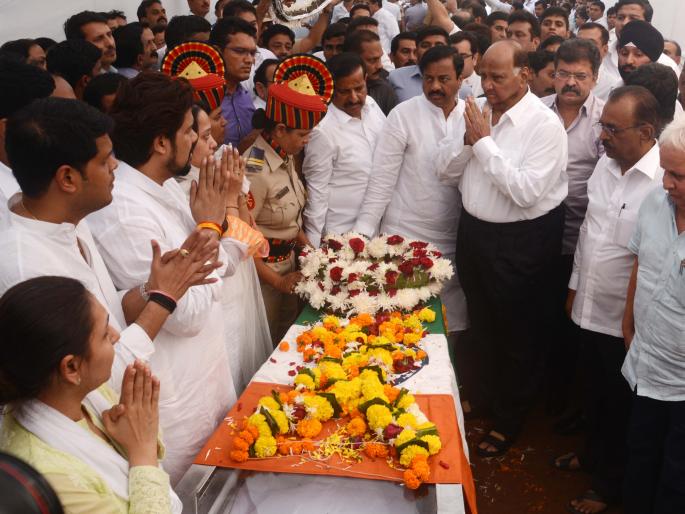 NCP leader Vasant Davkhare joins hands: presence of dignitaries along with Chief Minister | राष्ट्रवादी काँग्रेसचे नेते वसंत डावखरे अनंतात विलीन: मुख्यमंत्र्यांसह मान्यवरांची उपस्थिती