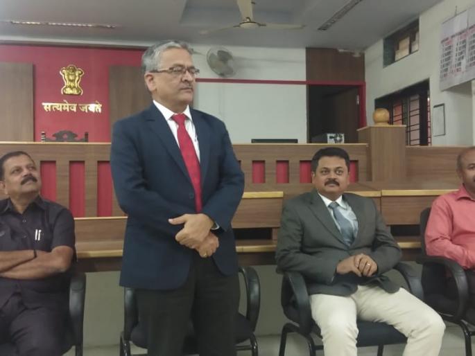 Kolhapur: Extraordinary significance to the broadcaster in the process of fast judging: Nhavkar | कोल्हापूर : जलद न्यायदान प्रक्रियेत लघुलेखकाला अनन्यसाधारण महत्त्व : न्हावकर Kolhapur: Extraordinary significance to the broadcaster in the process of fast judging: Nhavkar | कोल्हापूर : जलद न्यायदान प्रक्रियेत लघुलेखकाला अनन्यसाधारण महत्त्व : न्हावकर