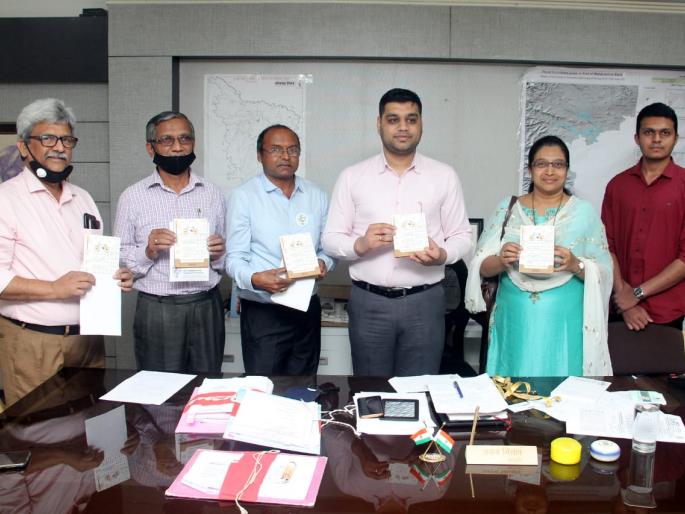 Conservation Foundation has created an environmentally friendly seed paper calendar | काॅन्झरर्वेशन फौंडेशनने तयार केले पर्यावरणपूरक सीड पेपर कॅलेंडर Conservation Foundation has created an environmentally friendly seed paper calendar | काॅन्झरर्वेशन फौंडेशनने तयार केले पर्यावरणपूरक सीड पेपर कॅलेंडर