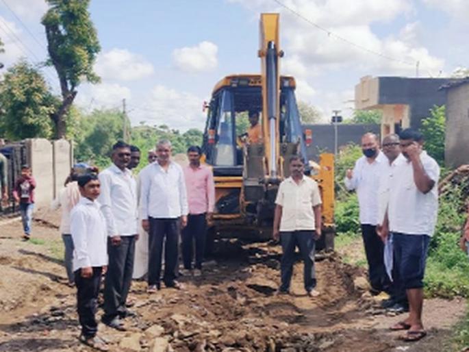 Bad condition of Aklad road due to rains | पावसामुळे अकलाड रस्त्याची दुरवस्था