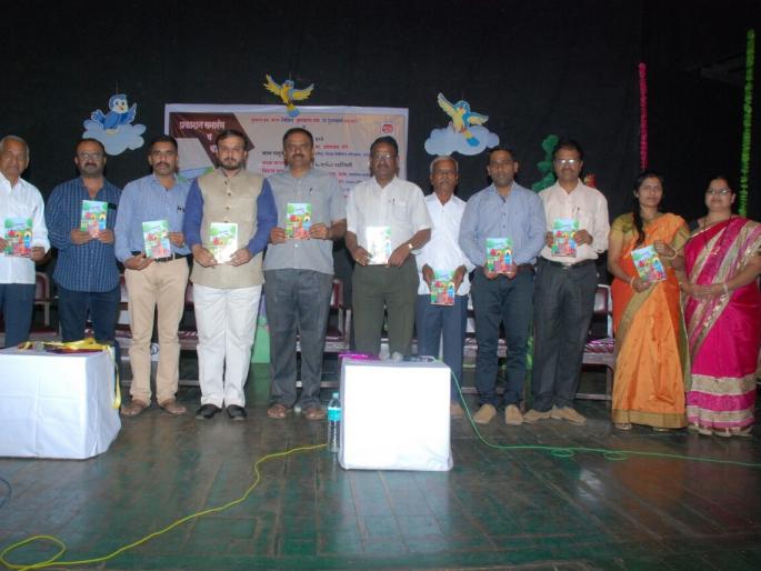 Kolhapur: The book of books of Umeshchandra More, book of 'Bachcha Gav': From the book Knowledge of Good things | कोल्हापूर : चांगल्या गोष्टींची ओळख पुस्तकांमधून : उमेशचंद्र मोरे, ‘पुस्तकांचा गाव’ पुस्तकाचे प्रकाशन Kolhapur: The book of books of Umeshchandra More, book of 'Bachcha Gav': From the book Knowledge of Good things | कोल्हापूर : चांगल्या गोष्टींची ओळख पुस्तकांमधून : उमेशचंद्र मोरे, ‘पुस्तकांचा गाव’ पुस्तकाचे प्रकाशन