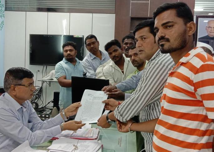 Citizens' Commissioner for Water at Phulewadi Ring Road | फुलेवाडी रिंगरोडवर पाण्यासाठी नागरिकांचे आयुक्तांंना साकडे Citizens' Commissioner for Water at Phulewadi Ring Road | फुलेवाडी रिंगरोडवर पाण्यासाठी नागरिकांचे आयुक्तांंना साकडे