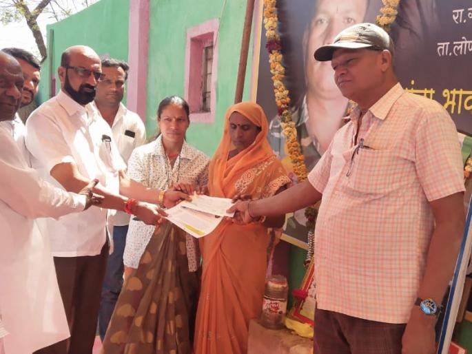 Financial Assistance to the family members of Shahid's family, handed over checks worth Rs. 2.5 lakhs each | देवस्थानकडून शहिदांच्या कुटुंबीयांना अर्थसाहाय्य, प्रत्येकी साडेपाच लाखांचा धनादेश सुपूर्द Financial Assistance to the family members of Shahid's family, handed over checks worth Rs. 2.5 lakhs each | देवस्थानकडून शहिदांच्या कुटुंबीयांना अर्थसाहाय्य, प्रत्येकी साडेपाच लाखांचा धनादेश सुपूर्द
