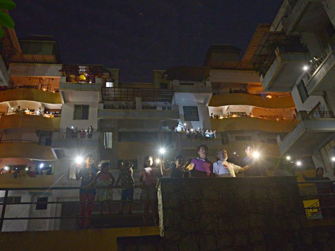Modi responds to Modi's call by lighting lamps in Kolhapur | कोल्हापुरात दिवे पेटवून मोदींच्या आवाहनाला प्रतिसाद Modi responds to Modi's call by lighting lamps in Kolhapur | कोल्हापुरात दिवे पेटवून मोदींच्या आवाहनाला प्रतिसाद