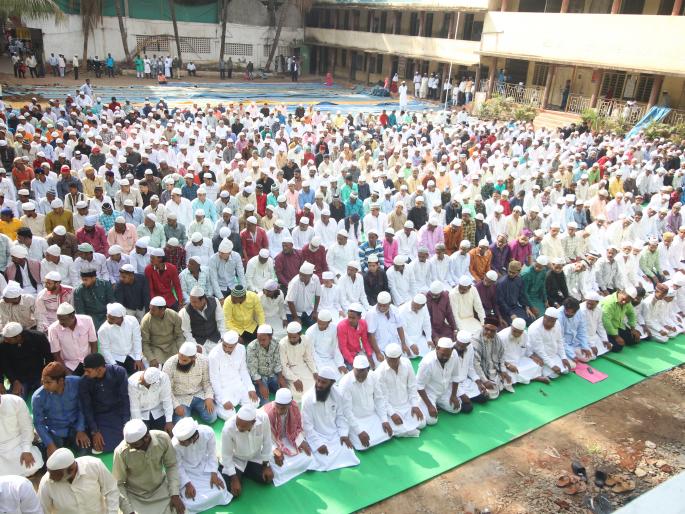 Ramzan Id celebrates Kolhapur in large flame | कोल्हापूरात रमजान ईद मोठ्या उत्साहात साजरी Ramzan Id celebrates Kolhapur in large flame | कोल्हापूरात रमजान ईद मोठ्या उत्साहात साजरी