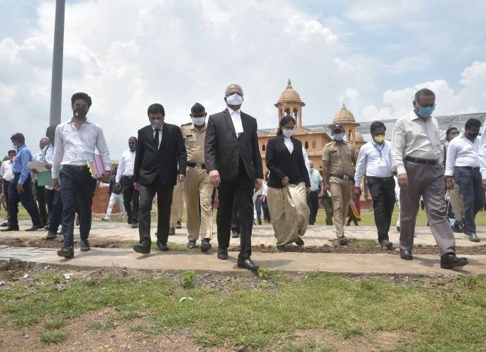 High Court Justices themselves inspected Heritage Kasturchand Park | हायकोर्ट न्यायमूर्तींनी स्वत: केली नागपुरातील हेरीटेज कस्तुरचंद पार्कची पाहणी High Court Justices themselves inspected Heritage Kasturchand Park | हायकोर्ट न्यायमूर्तींनी स्वत: केली नागपुरातील हेरीटेज कस्तुरचंद पार्कची पाहणी