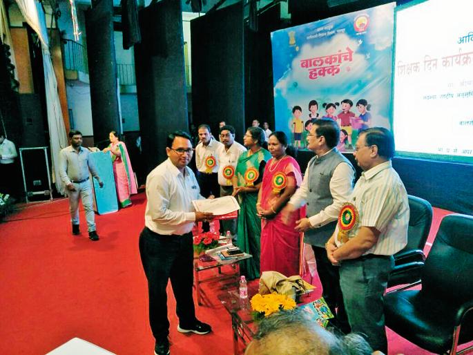 Bring the students of the ashram school to the mainstream | आश्रमशाळेतील विद्यार्थ्यांना मुख्य प्रवाहात आणा Bring the students of the ashram school to the mainstream | आश्रमशाळेतील विद्यार्थ्यांना मुख्य प्रवाहात आणा