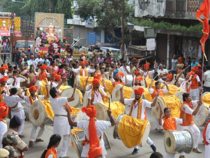  Manna Ganeshapanya started the immersion procession of Kolhapur | मानाच्या गणेशपुजनाने कोल्हापूरच्या विसर्जन मिरवणुकीस प्रारंभ