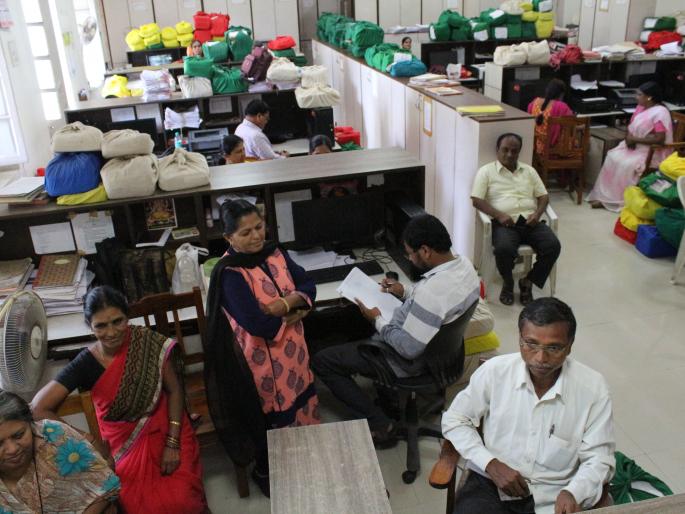 The 'work-off' movement of supply staff started on the third day | पुरवठा कर्मचाºयांचे ‘काम बंद’ आंदोलन तिसºया दिवशीही सुरू The 'work-off' movement of supply staff started on the third day | पुरवठा कर्मचाºयांचे ‘काम बंद’ आंदोलन तिसºया दिवशीही सुरू