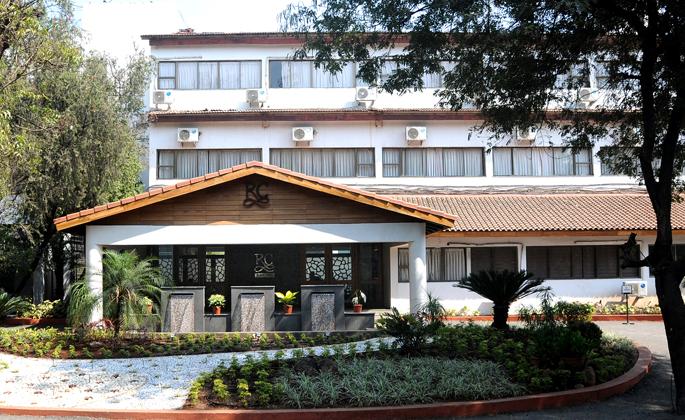 Conflicts confrontation for the residency club | ‘रेसिडेन्सी क्लब’वरील वर्चस्वासाठी प्रतिष्ठितांची झुंज Conflicts confrontation for the residency club | ‘रेसिडेन्सी क्लब’वरील वर्चस्वासाठी प्रतिष्ठितांची झुंज