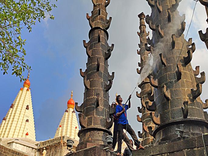 Cleaning of Ambabai Temple in Kolhapur has started of Navratri Festival | नवरात्रौत्सवाच्या पार्श्वभुमीवर कोल्हापुरातील अंबाबाई मंदिराच्या स्वच्छतेला प्रारंभ    Cleaning of Ambabai Temple in Kolhapur has started of Navratri Festival | नवरात्रौत्सवाच्या पार्श्वभुमीवर कोल्हापुरातील अंबाबाई मंदिराच्या स्वच्छतेला प्रारंभ
