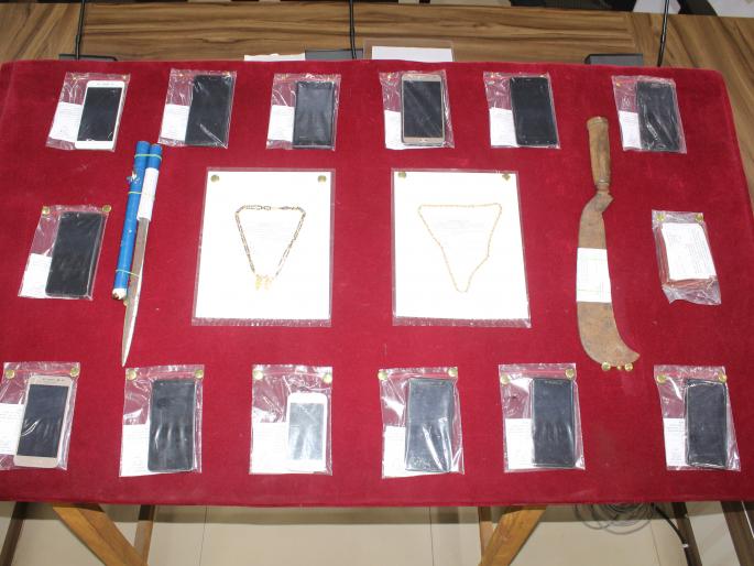 Kolhapur: Three lakh rupees worth of cash and three lakh worth of money were seized from the tourist, pilgrims | कोल्हापूर : पर्यटक, भाविकांना लुटणाऱ्या तिघांना अटक, तीन लाख किमतीचा मुद्देमाल जप्त Kolhapur: Three lakh rupees worth of cash and three lakh worth of money were seized from the tourist, pilgrims | कोल्हापूर : पर्यटक, भाविकांना लुटणाऱ्या तिघांना अटक, तीन लाख किमतीचा मुद्देमाल जप्त