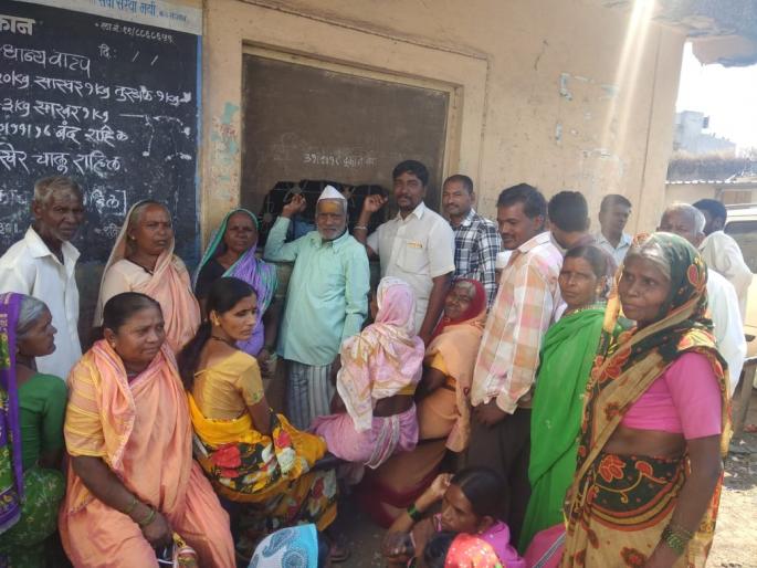 Kolhapur: Due to the closure of the POS machine, ration customers suffer, leaving the server for half a day | कोल्हापूर : पॉस मशीन बंदमुळे रेशन ग्राहकांना मनस्ताप, तब्बल अर्धा दिवस सर्व्हर डाऊन Kolhapur: Due to the closure of the POS machine, ration customers suffer, leaving the server for half a day | कोल्हापूर : पॉस मशीन बंदमुळे रेशन ग्राहकांना मनस्ताप, तब्बल अर्धा दिवस सर्व्हर डाऊन