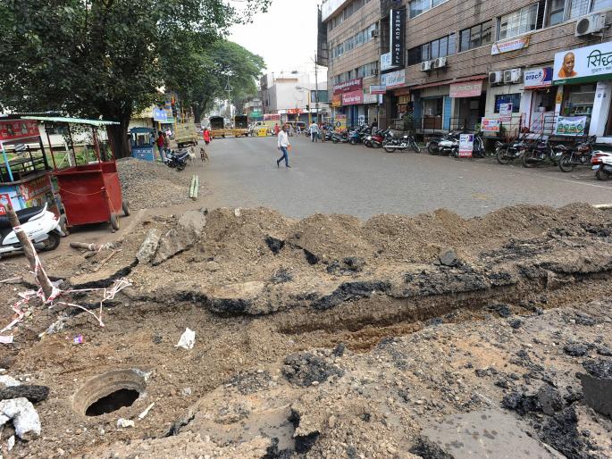 Channel works at Ford Corner begin, one-and-a-half months off road: traffic lane | फोर्ड कॉर्नर येथील चॅनलचे काम सुरू, दीड महिना रस्ता राहणार बंद : वाहतुकीची कोंडी Channel works at Ford Corner begin, one-and-a-half months off road: traffic lane | फोर्ड कॉर्नर येथील चॅनलचे काम सुरू, दीड महिना रस्ता राहणार बंद : वाहतुकीची कोंडी