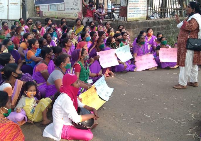 Garbage collectors sit in front of the Collector's office | कचरावेचकांचा जिल्हाधिकारी कार्यालयासमोर ठिय्या Garbage collectors sit in front of the Collector's office | कचरावेचकांचा जिल्हाधिकारी कार्यालयासमोर ठिय्या