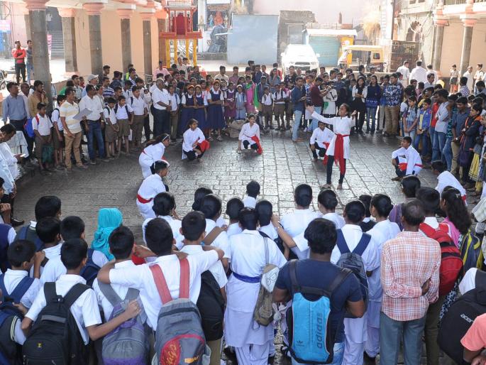 Kolhapur: New College, Boogie, etc. Between the Armed Forces Zenda Dinner | कोल्हापूर : सशस्त्र सेना झेंडा दिनानिमित्त स्पर्धेत न्यू कॉलेज, उषाराजे, आदींची बाजी Kolhapur: New College, Boogie, etc. Between the Armed Forces Zenda Dinner | कोल्हापूर : सशस्त्र सेना झेंडा दिनानिमित्त स्पर्धेत न्यू कॉलेज, उषाराजे, आदींची बाजी