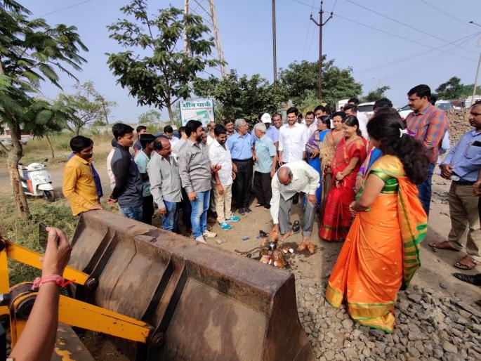 Launch of road work from Green Park to Santiniketan School | ग्रीन पार्क ते शांतिनिकेतन स्कूल मार्गावरील रस्ते कामाचा शुभारंभ