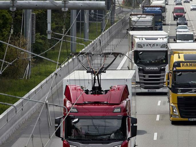 Surprisingly, Truck running on e-highway in Germany; Curiosity of Mumbai-Delhi route | आश्चर्य...ई-हायवेवर धावू लागले ट्रक; मुंबई-दिल्ली मार्गाची उत्सुकता