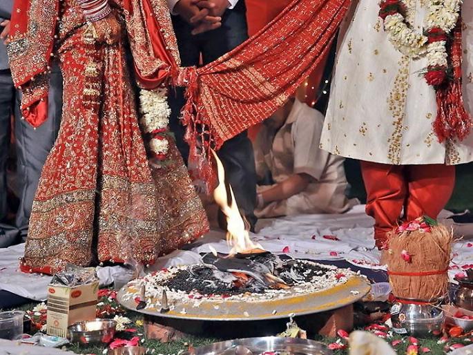 groom cant count 10 notes of 100 rs; bride break marriage | नोटा मोजता येईनात; नववधूने मंडपातच दिला नवरदेवाला डच्चू groom cant count 10 notes of 100 rs; bride break marriage | नोटा मोजता येईनात; नववधूने मंडपातच दिला नवरदेवाला डच्चू