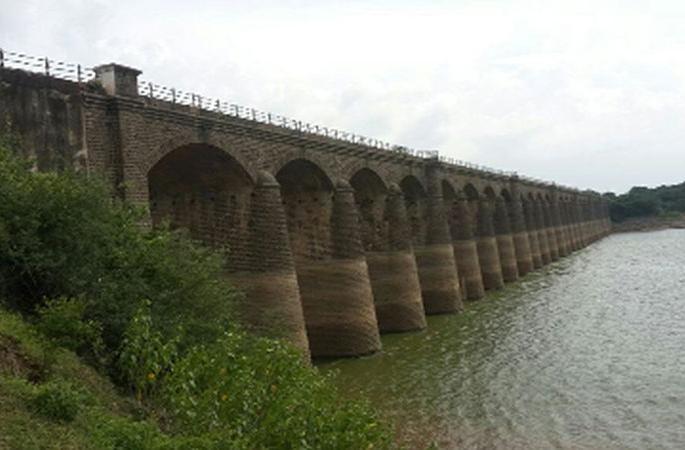 Dangerous British vintage traffic from the bridge started | धोकेदायक ब्रिटिशकालीन गिधाडे पुलावरुन वाहतूक सुरुच Dangerous British vintage traffic from the bridge started | धोकेदायक ब्रिटिशकालीन गिधाडे पुलावरुन वाहतूक सुरुच