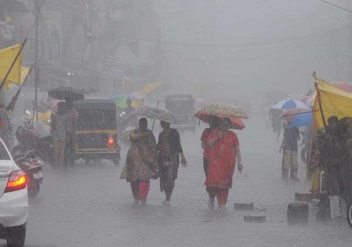 Heavy rain in Nagpur; Citizens released from humidity | नागपुरात पावसाची दमदार हजेरी; उकाड्यापासून नागरिकांची सुटका Heavy rain in Nagpur; Citizens released from humidity | नागपुरात पावसाची दमदार हजेरी; उकाड्यापासून नागरिकांची सुटका