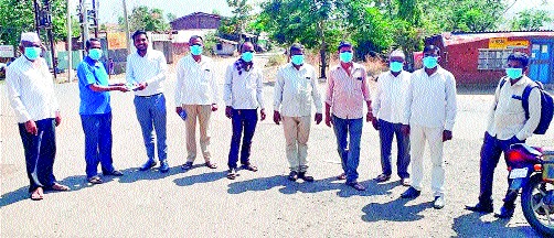 Distribution of masks at half-time | अधरवड येथे मास्कचे वाटप Distribution of masks at half-time | अधरवड येथे मास्कचे वाटप