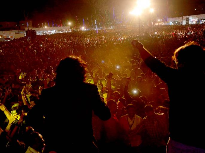 Kanchalvalkar throws at Zing Zing Zangat's song; Ajay-Atul's musical night | झिंग झिंग झिंगाटच्या गाण्यावर कणकवलीकर थिरकले, अजय-अतुलची म्युझिकल नाईट Kanchalvalkar throws at Zing Zing Zangat's song; Ajay-Atul's musical night | झिंग झिंग झिंगाटच्या गाण्यावर कणकवलीकर थिरकले, अजय-अतुलची म्युझिकल नाईट