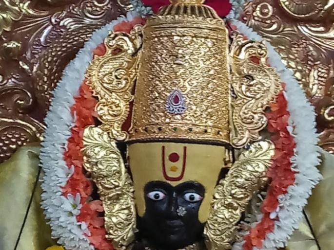 Sainthood water consecration during the solar eclipse in celebration of Ambai | सूर्यग्रहण काळात अंबाबाईच्या उत्सवमूर्तीस संततधार जलाभिषेक Sainthood water consecration during the solar eclipse in celebration of Ambai | सूर्यग्रहण काळात अंबाबाईच्या उत्सवमूर्तीस संततधार जलाभिषेक
