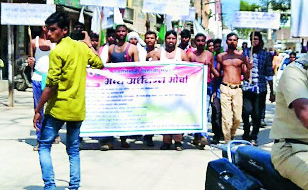 Aradhnagna movement of Swabhimani | स्वाभिमानीचे अर्धनग्न आंदोलन Aradhnagna movement of Swabhimani | स्वाभिमानीचे अर्धनग्न आंदोलन