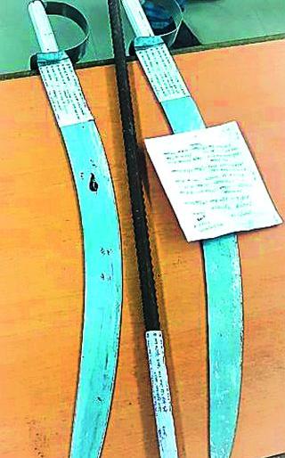 Dock war: One arrested, four pistols | दरोड्याचा बेत : एकास अटक, चार पसार