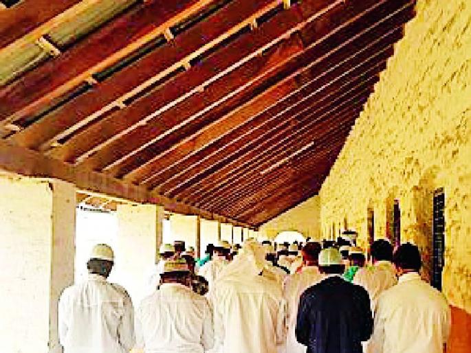 Celebrating Eid from Muslim prisoners in jail | कारागृहात मुस्लिम कैद्यांकडून ईद साजरी