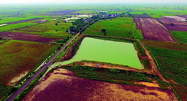 Over 75 percent of the farmland production reached | शेततळे निर्मितीने ७५ टक्के पल्ला गाठला Over 75 percent of the farmland production reached | शेततळे निर्मितीने ७५ टक्के पल्ला गाठला