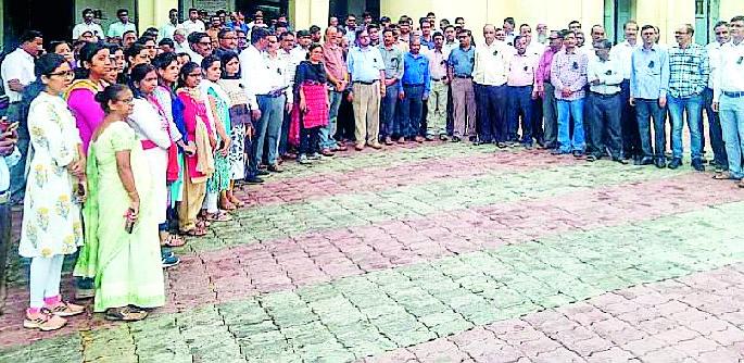 Blackmakers protest against the engineers | अभियंत्यावर चिखलफेकप्रकरणी काळ्या फिती लावून निषेध