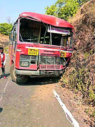 ST breaks, 30 passenger escape | एसटीचे ब्रेक फेल, ३० प्रवासी बचावले ST breaks, 30 passenger escape | एसटीचे ब्रेक फेल, ३० प्रवासी बचावले