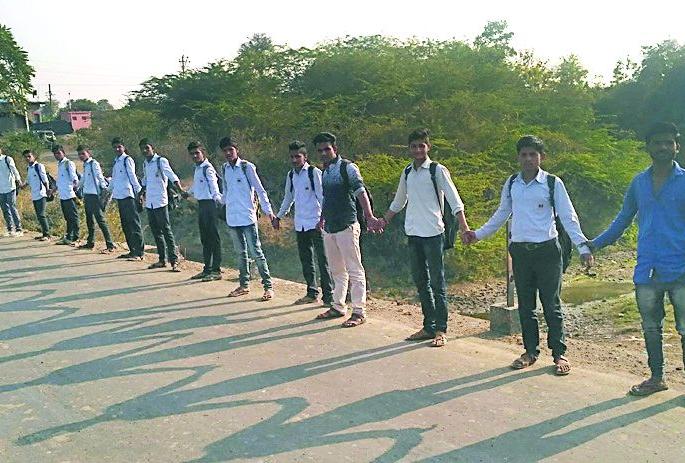 The bridge of the river Bhogavati, the human chain! | भोगवती नदीच्या पुलाला मानवी साखळीचे कठडे! The bridge of the river Bhogavati, the human chain! | भोगवती नदीच्या पुलाला मानवी साखळीचे कठडे!