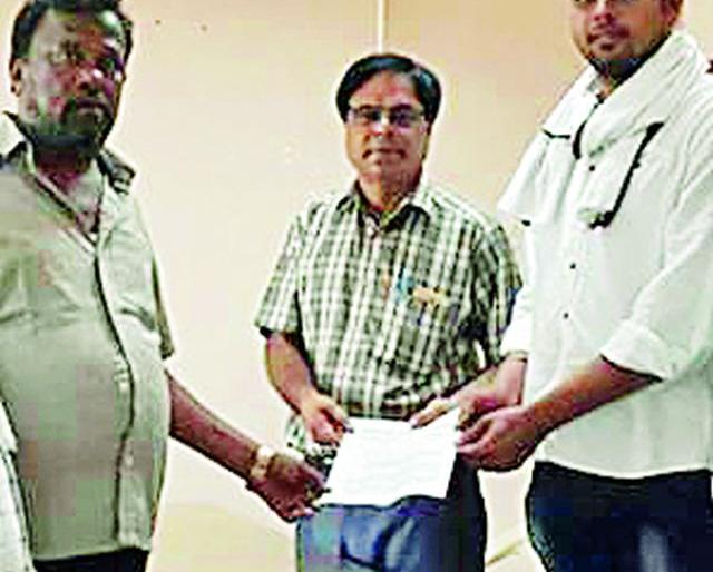 Please forgive the debt of the farmers | शेतकऱ्यांचे कर्ज माफ करा