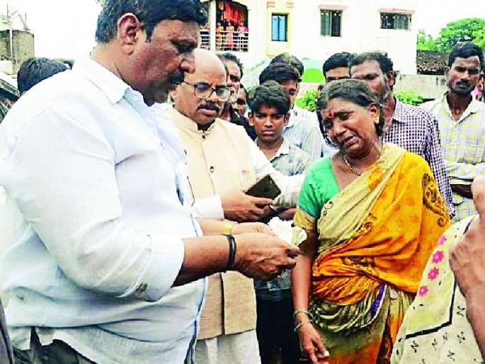 On the opening of the Citizen by the Nal-Damyanti highway | नळ-दमयंतीच्या महापुराने नागरिक उघड्यावर On the opening of the Citizen by the Nal-Damyanti highway | नळ-दमयंतीच्या महापुराने नागरिक उघड्यावर