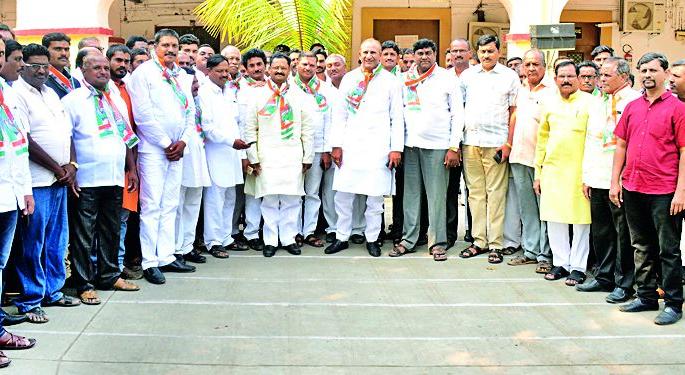 Congress aggressor for Bondali help | बोंडअळी मदतीसाठी कॉग्रेस आक्रमक Congress aggressor for Bondali help | बोंडअळी मदतीसाठी कॉग्रेस आक्रमक