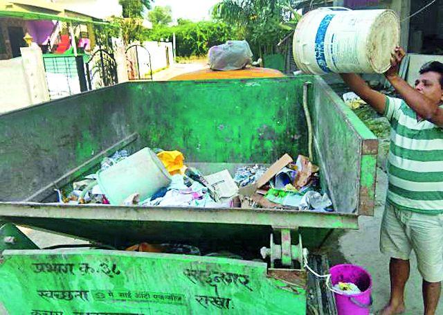 Collect waste-dry garbage collection | ओला-सुका कचऱ्याची विल्हेवाट एकत्रच Collect waste-dry garbage collection | ओला-सुका कचऱ्याची विल्हेवाट एकत्रच