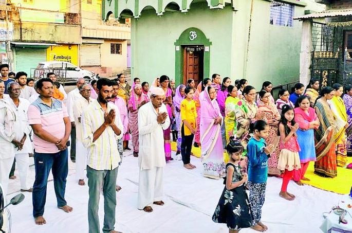 Gurudev devotees bowed down from house to house | घरोघरी नतमस्तक झाले गुरुदेवभक्त Gurudev devotees bowed down from house to house | घरोघरी नतमस्तक झाले गुरुदेवभक्त