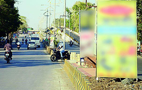 Start hoarding hoarding | होर्डिंग लावणे सुरूच Start hoarding hoarding | होर्डिंग लावणे सुरूच