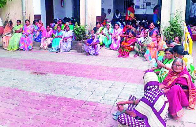 The District Collectorate of Savarkarej | सावरखेडवासीयांचा जिल्हा कचेरीवर ठिय्या The District Collectorate of Savarkarej | सावरखेडवासीयांचा जिल्हा कचेरीवर ठिय्या