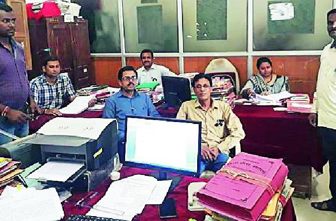 Work by wearing black ribbons of government employees | शासकीय कर्मचाऱ्यांचे काळ्या फिती लावून काम