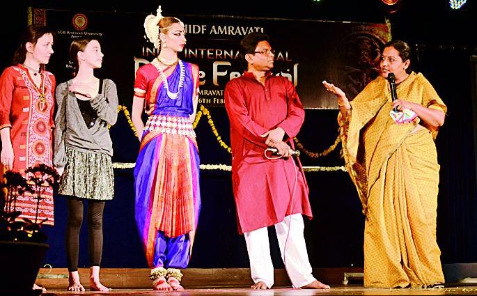 At the India International Dance Festival in the University | विद्यापीठात इंडिया इंटरनॅशनल डान्स फेस्टिव्हल थाटात